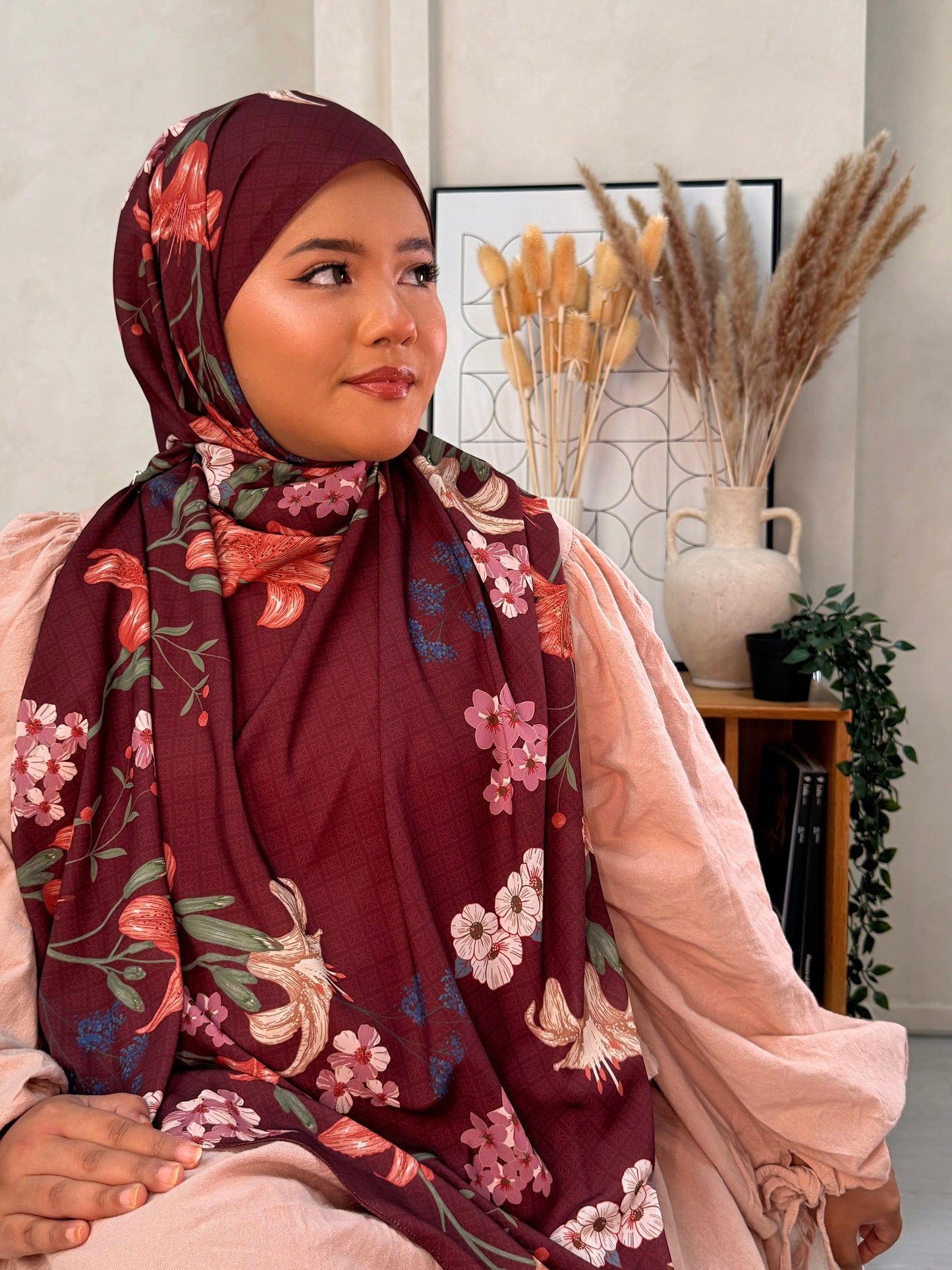 Taman Lily (Deep Burgundy)